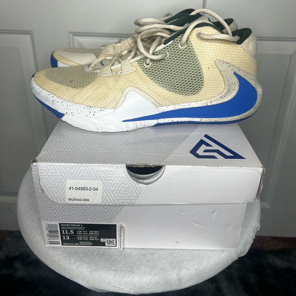 Nike Zoom Freak 1 “Bucks Alt” (light cream/ pacific blue) Size 11.5 US (used)